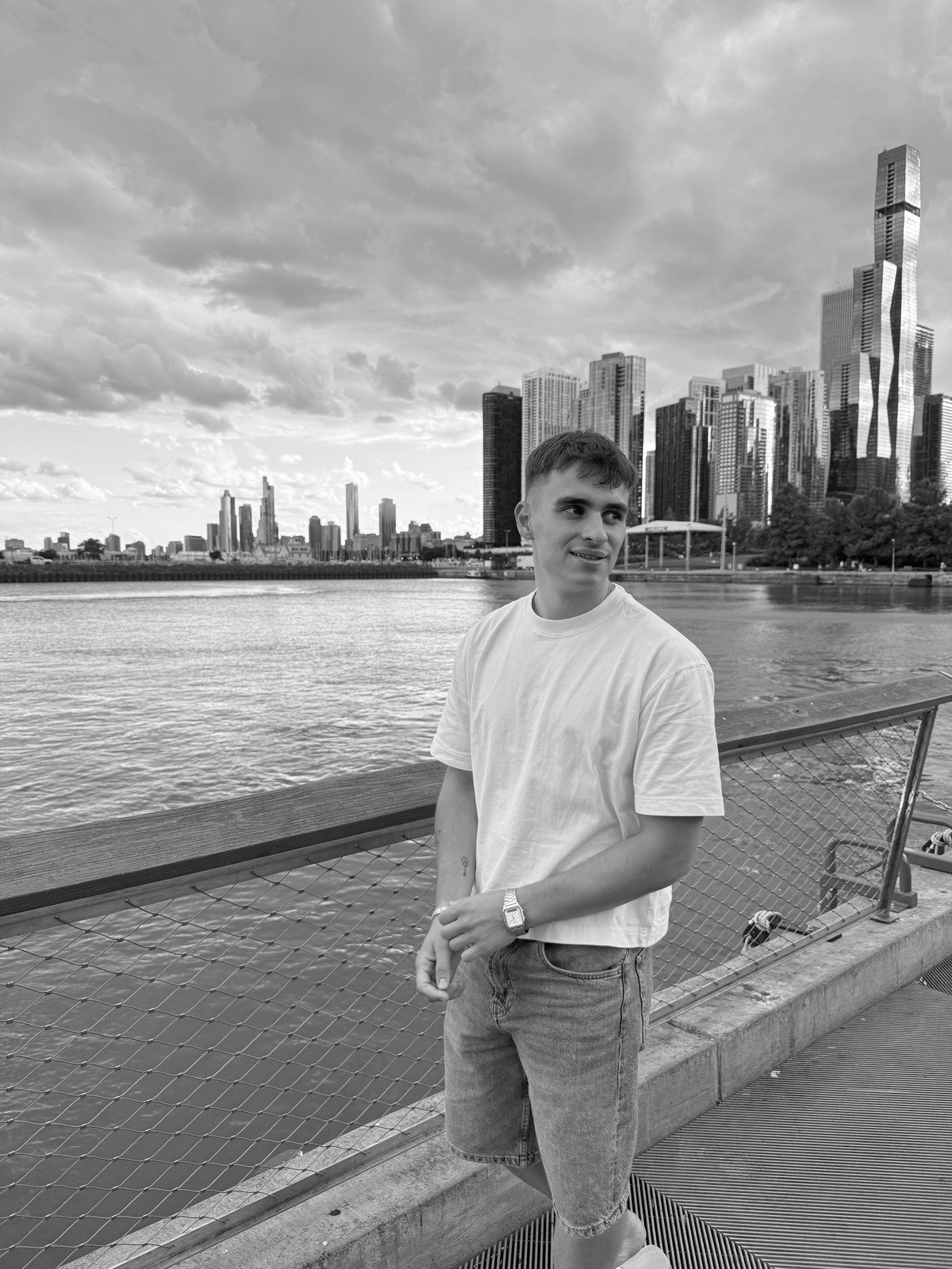 Albert Olivan, retrat davant de l'skyline de Chicago.