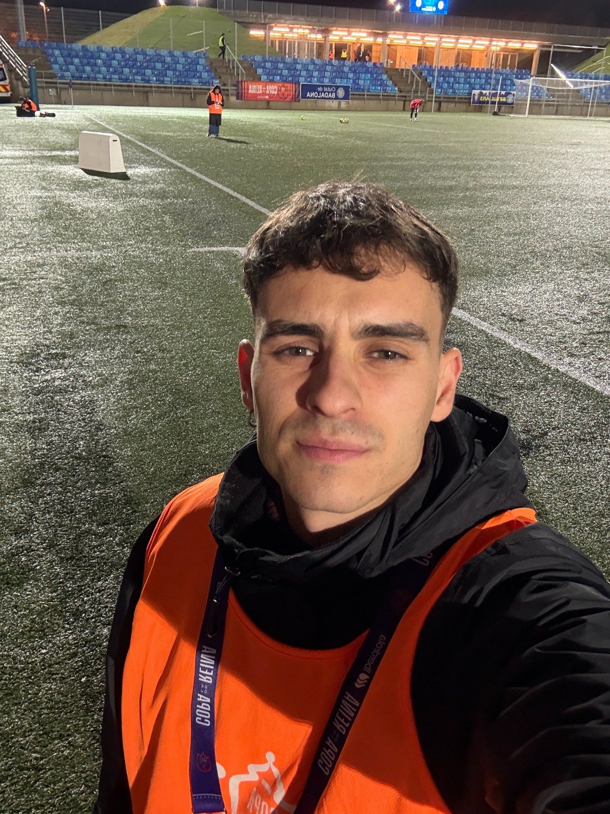 Albert Olivan a la gespa de l'Estadi Municipal de Badalona.